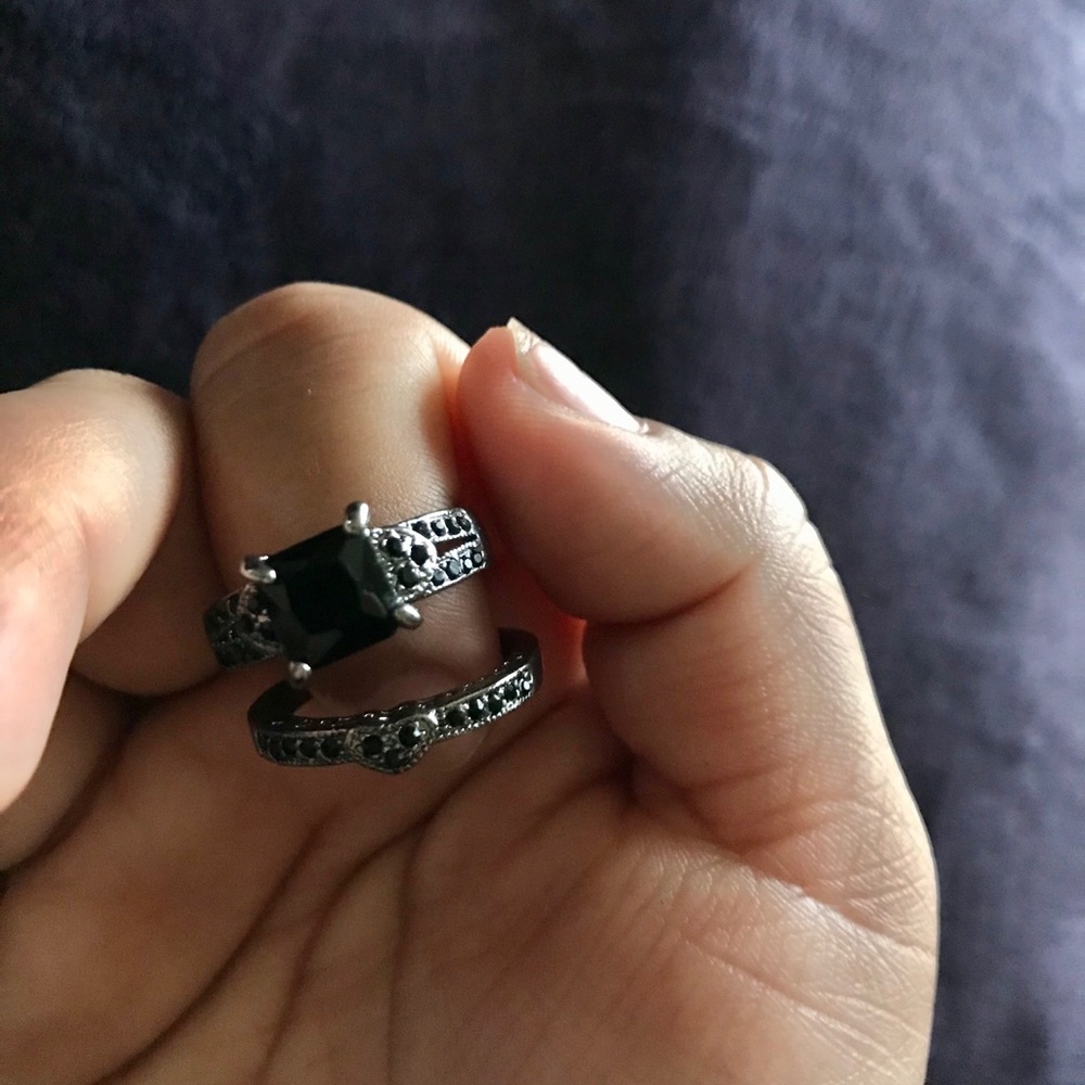 Beautiful women’s black wedding ring set